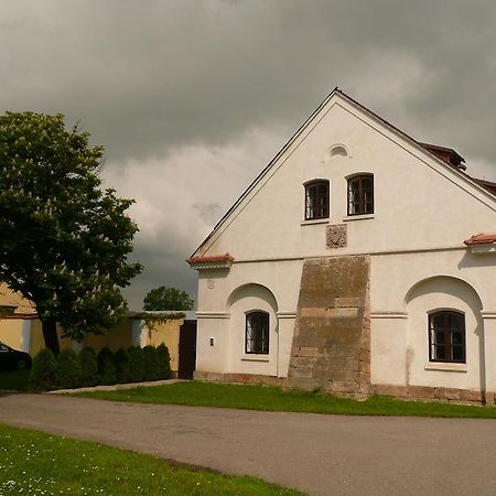 Готель Statek Chmelovice Екстер'єр фото