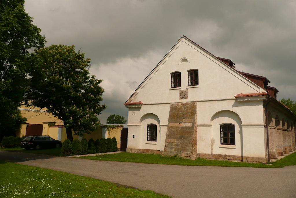 Готель Statek Chmelovice Екстер'єр фото